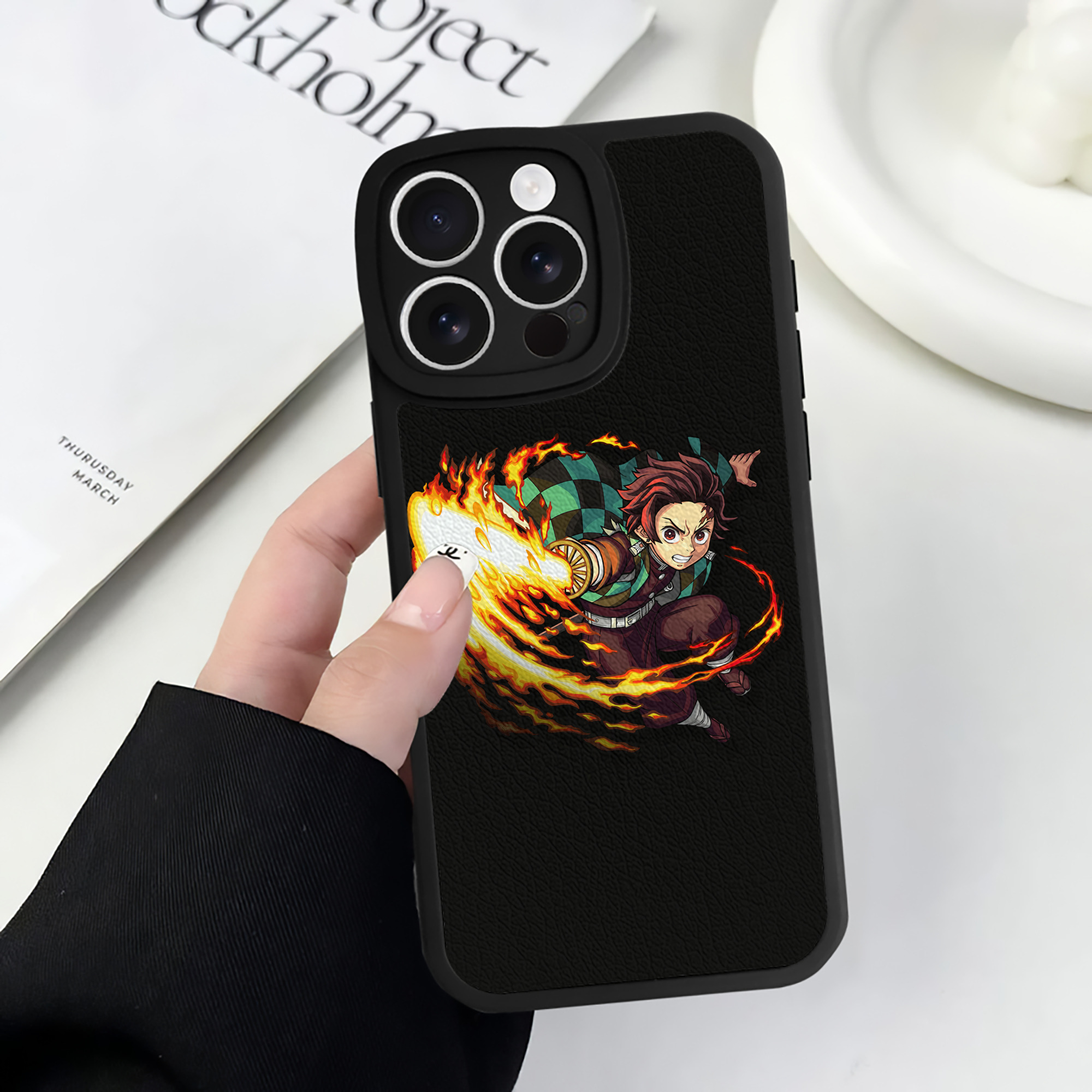 （画像用） 鬼滅の刃 竈門 炭治郎／かまど たんじろう Kamado Tanjirou 【iPhone 16シリーズ対応】シリコンスマホケース（レザー調） 材質：シリコン
